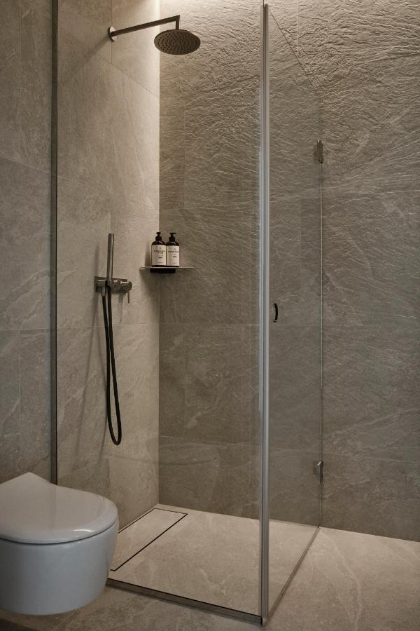 RUNO Hotel Porvoo Buitenkant foto A shower with a shower door